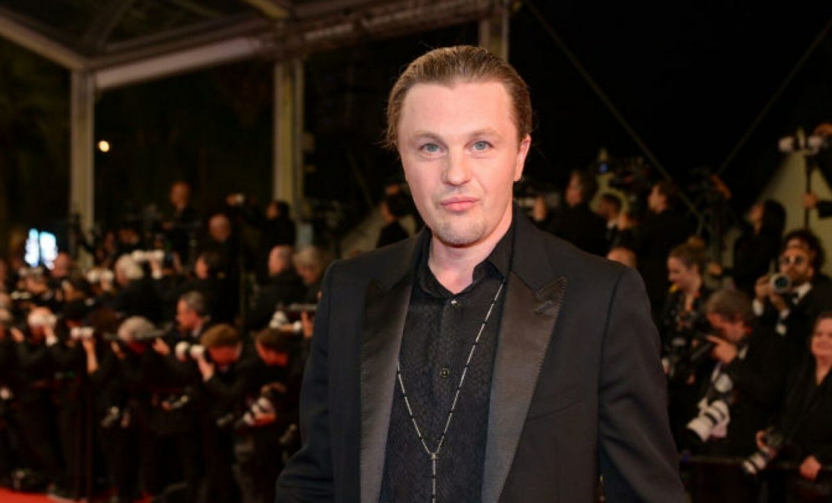 Nueve cargos pesan sobre Michael Pitt por presuntos actos de violencia doméstica y abuso sexual