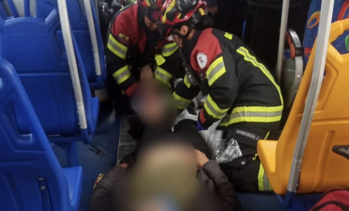 Nueve personas resultaron heridas este miércoles tras el choque de dos buses urbanos en la intersección de la avenida Simón Bolívar