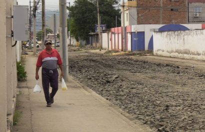 El plazo de la calle Vicente Macías vence el próximo mes. La obra avanza lento, según los moradores.