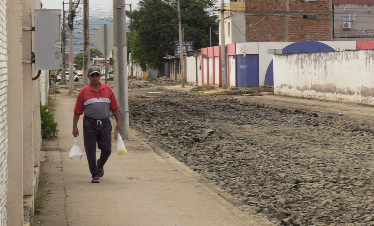 El plazo de la calle Vicente Macías vence el próximo mes. La obra avanza lento, según los moradores.