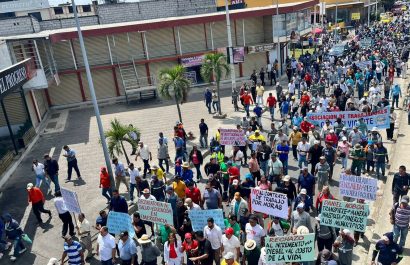 Obreros de Manta y otros municipios de Manabí marchan en reclamo del pago de sus salarios y asignaciones del gobierno