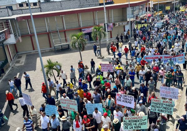 Obreros de Manta y otros municipios de Manabí marchan en reclamo del pago de sus salarios y asignaciones del gobierno