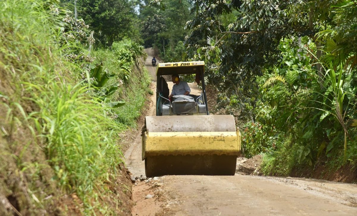 Obreros sin salarios preparan plantón en la Prefectura de Santo Domingo para exigir sus pagos atrasados y denunciar condiciones laborales irregulares.