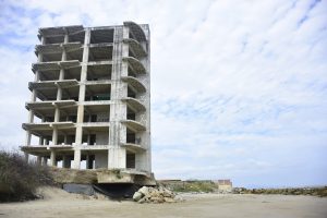 Parte del terreno de esta edificación se ha socavado más y corre el riesgo de colapsar.