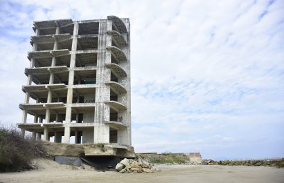 Parte del terreno de esta edificación se ha socavado más y corre el riesgo de colapsar.