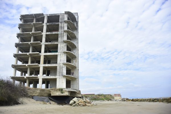 Parte del terreno de esta edificación se ha socavado más y corre el riesgo de colapsar.