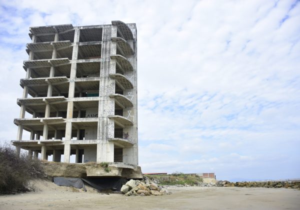 Parte del terreno de esta edificación se ha socavado más y corre el riesgo de colapsar.