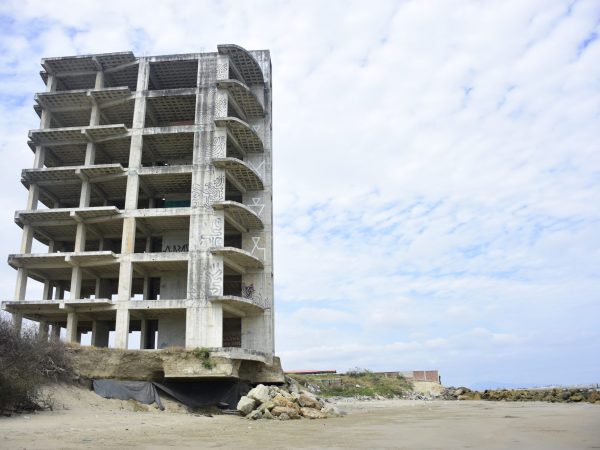 Parte del terreno de esta edificación se ha socavado más y corre el riesgo de colapsar.