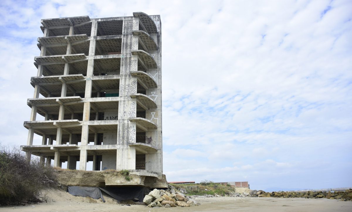 Parte del terreno de esta edificación se ha socavado más y corre el riesgo de colapsar.