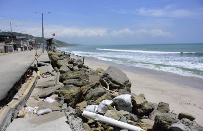 En algunos tramos del malecón de Crucita, parte de la acera ha cedido, producto de los daños que ha dejado los últimos oleajes.