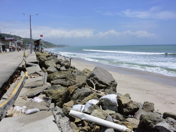 En algunos tramos del malecón de Crucita, parte de la acera ha cedido, producto de los daños que ha dejado los últimos oleajes.