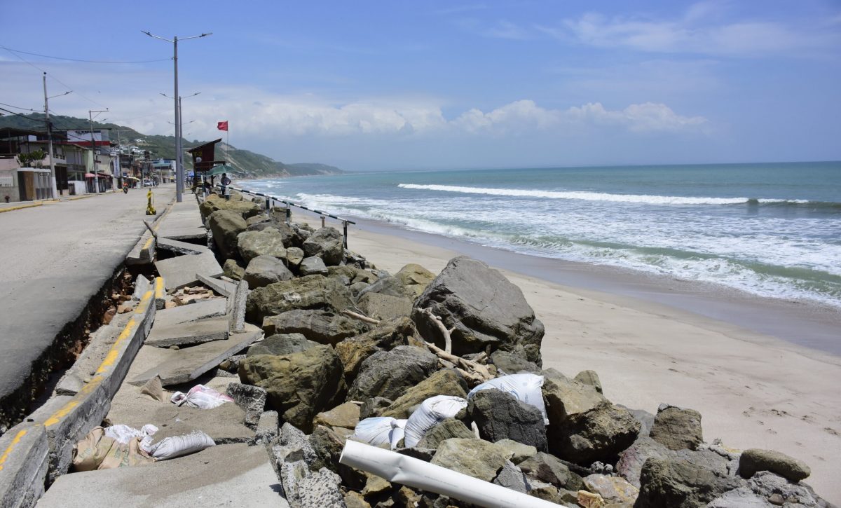 En algunos tramos del malecón de Crucita, parte de la acera ha cedido, producto de los daños que ha dejado los últimos oleajes.
