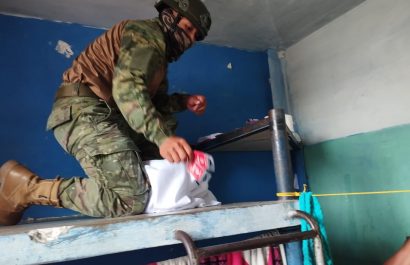 Operación en la cárcel Bellavista militares descubren celulares, cargadores y hojas de afeitar ocultas