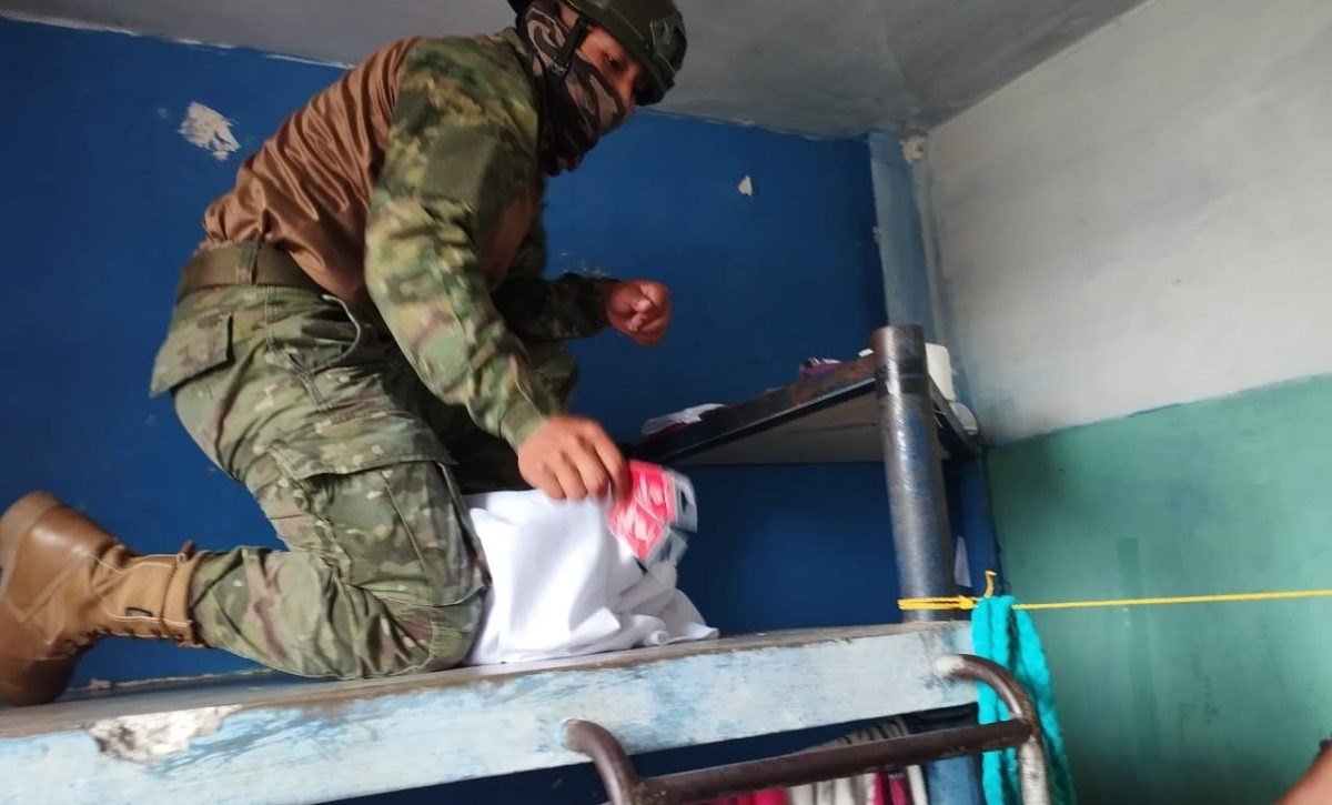 Operación en la cárcel Bellavista militares descubren celulares, cargadores y hojas de afeitar ocultas