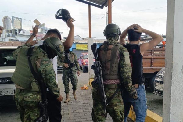 Operaciones militares en Santo Domingo dejan decomiso de drogas y tres detenidos