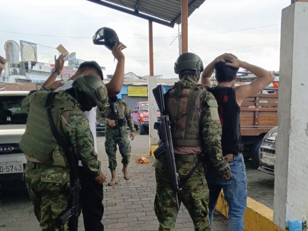 Operaciones militares en Santo Domingo dejan decomiso de drogas y tres detenidos