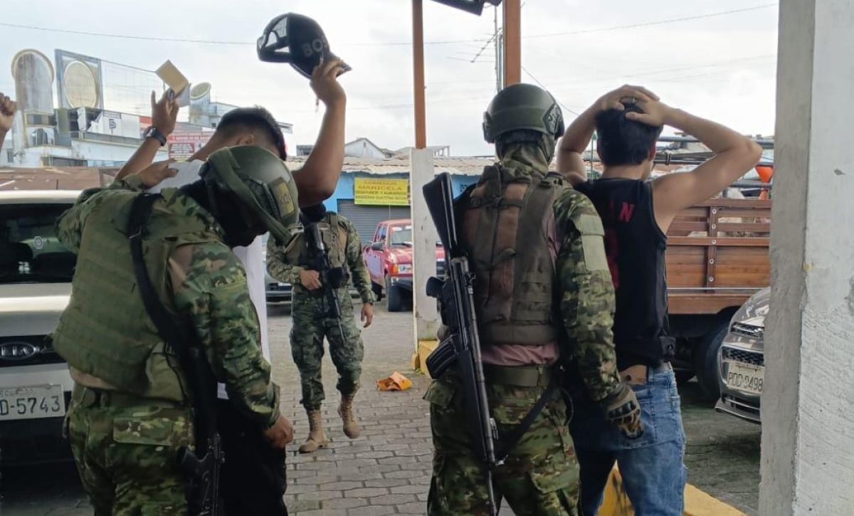 Operaciones militares en Santo Domingo dejan decomiso de drogas y tres detenidos