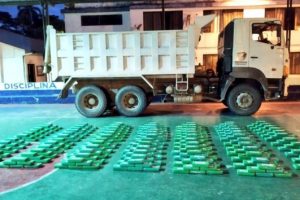 En la provincia de Napo, se encontró cerca de media tonelada de droga que era transportada en una volqueta.