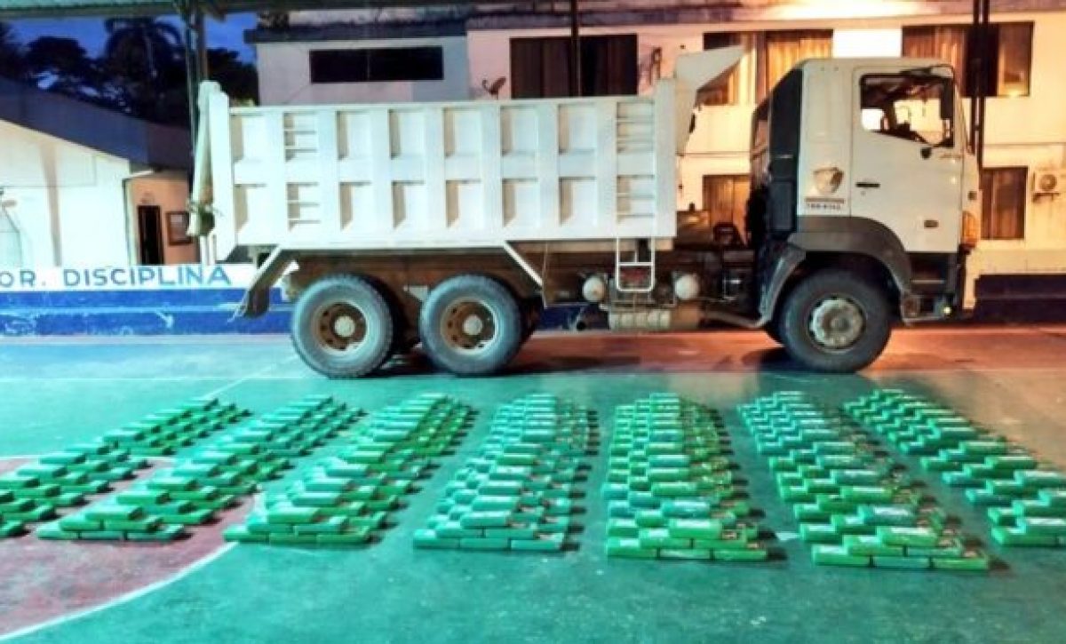 En la provincia de Napo, se encontró cerca de media tonelada de droga que era transportada en una volqueta.