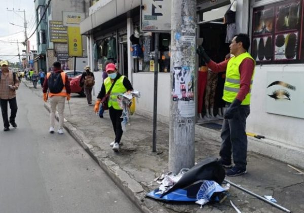 Operativo de limpieza de propaganda electoral en Quito involucra a ciudadanos sancionados