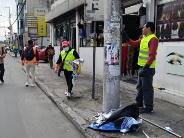 Operativo de limpieza de propaganda electoral en Quito involucra a ciudadanos sancionados