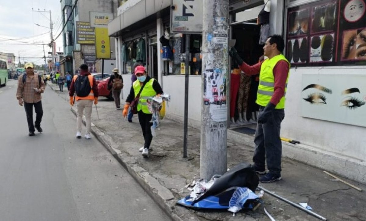 Operativo de limpieza de propaganda electoral en Quito involucra a ciudadanos sancionados