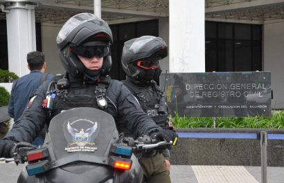 Operativo en Registro Civil de Quito sanciona ocho locales y detiene a dos personas