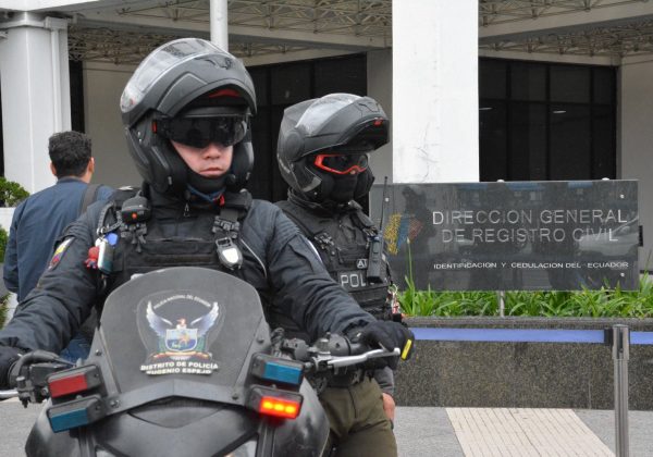 Operativo en Registro Civil de Quito sanciona ocho locales y detiene a dos personas