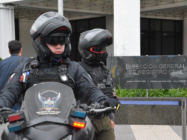 Operativo en Registro Civil de Quito sanciona ocho locales y detiene a dos personas