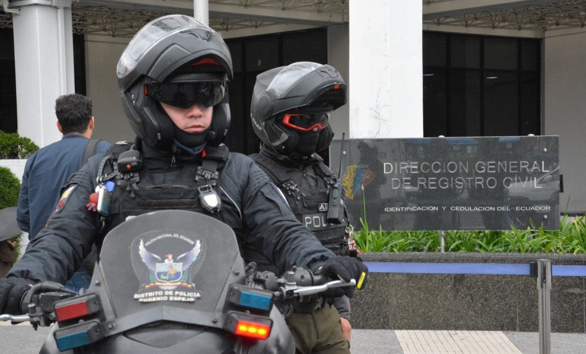 Operativo en Registro Civil de Quito sanciona ocho locales y detiene a dos personas