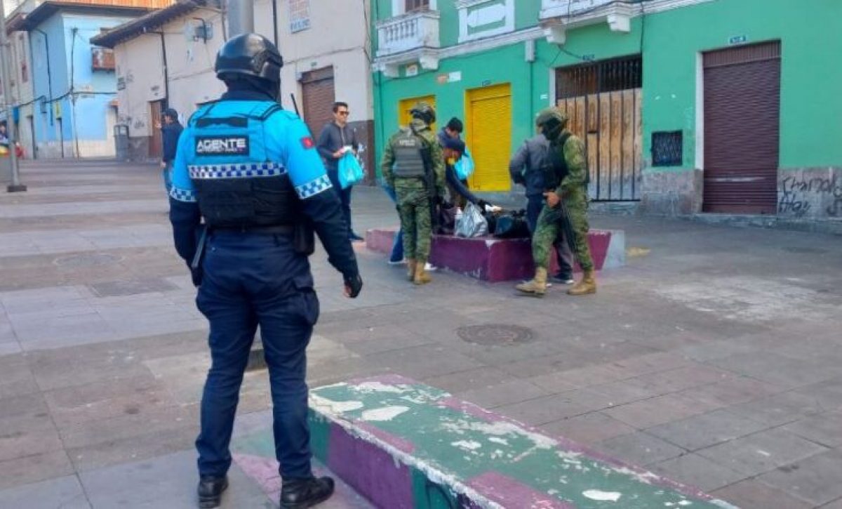Operativo en el Centro Histórico de Quito dejó decomisos de armas, alcohol y productos de contrabando