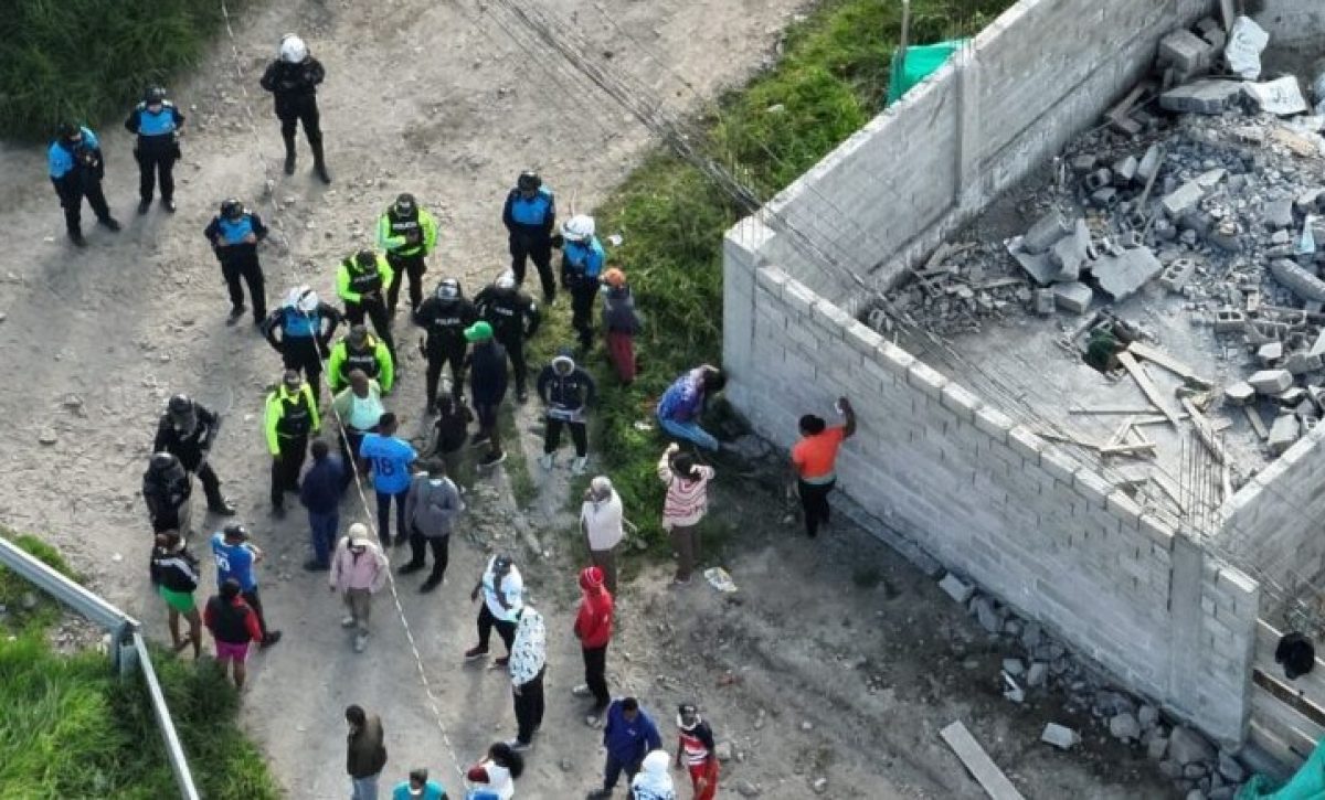 Operativo municipal en Calderón deja agente herido y maquinaria dañada