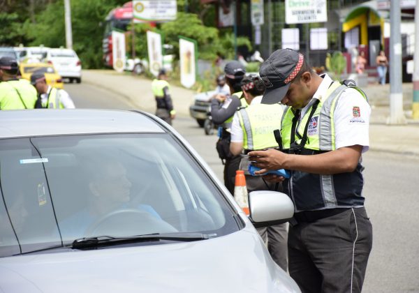 E los operativos, los agentes utilizan cámaras que graban en tiempo real.
