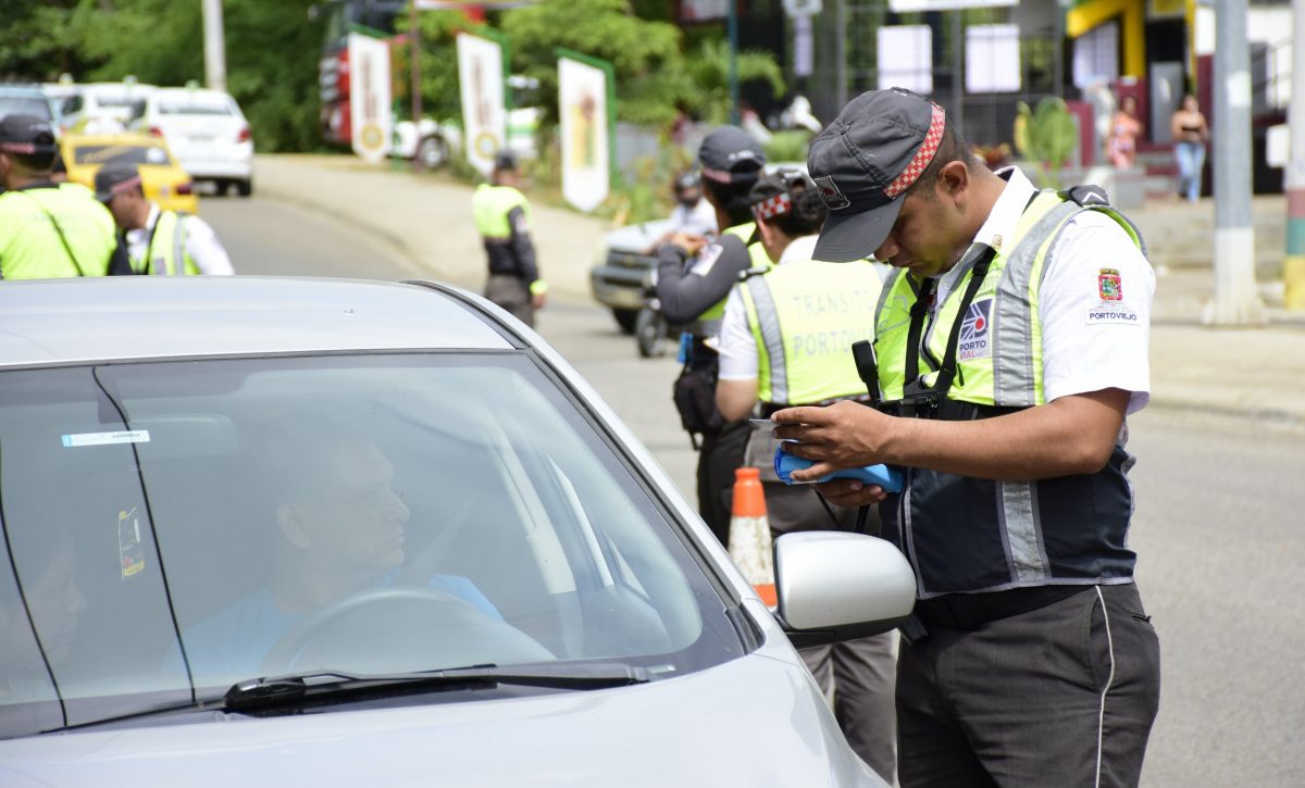En los operativos, los agentes utilizan cámaras que graban en tiempo real.