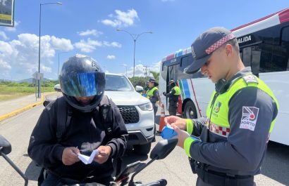 Los agentes de Portovial utilizan los nuevos dispositivos que graban en tiempo real los operativos.