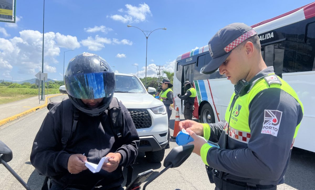 Los agentes de Portovial utilizan los nuevos dispositivos que graban en tiempo real los operativos.