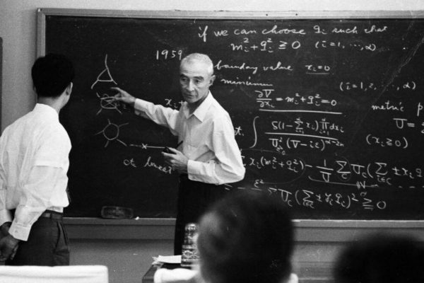 Robert Oppenheimer, el célebre físico teórico estadounidense y director científico del Proyecto Manhattan, conocido como el "padre de la bomba atómica", imparte una conferencia en la Universidad de Kioto, Japón, el 14 de septiembre de 1960.