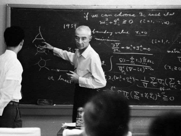 Robert Oppenheimer, el célebre físico teórico estadounidense y director científico del Proyecto Manhattan, conocido como el "padre de la bomba atómica", imparte una conferencia en la Universidad de Kioto, Japón, el 14 de septiembre de 1960.