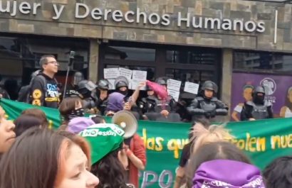 Organizaciones de mujeres protestan en Quito contra fusión de Ministerios