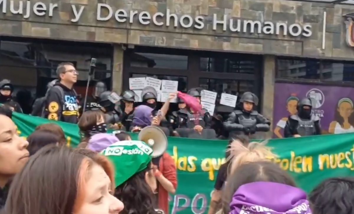 Organizaciones de mujeres protestan en Quito contra fusión de Ministerios