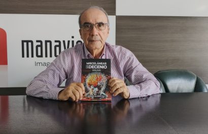 Oswaldo Valarezo con el libro que reúne unos 200 artículos de su autoría, la mayoría de ellos, publicados en El Diario.
