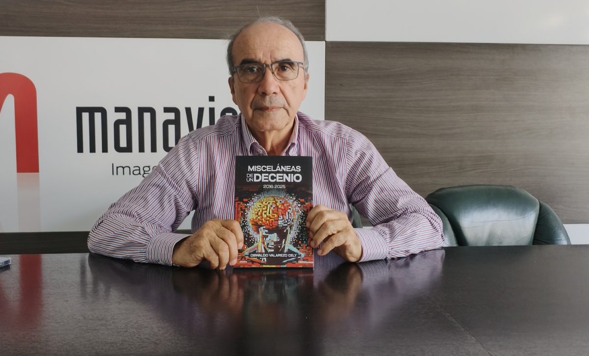 Oswaldo Valarezo con el libro que reúne unos 200 artículos de su autoría, la mayoría de ellos, publicados en El Diario.