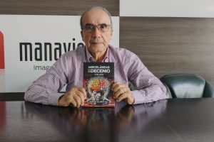 Oswaldo Valarezo con el libro que reúne unos 200 artículos de su autoría, la mayoría de ellos, publicados en El Diario.