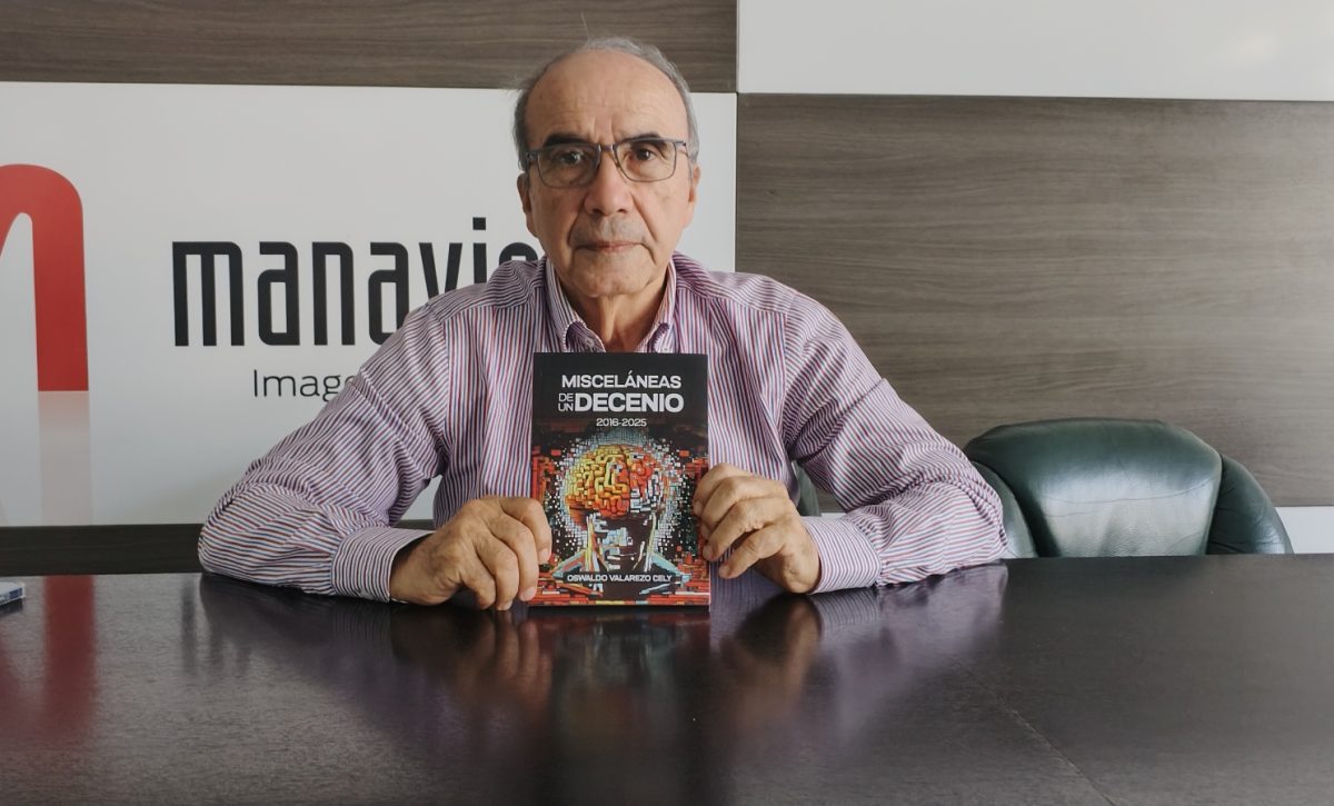 Oswaldo Valarezo con el libro que reúne unos 200 artículos de su autoría, la mayoría de ellos, publicados en El Diario.