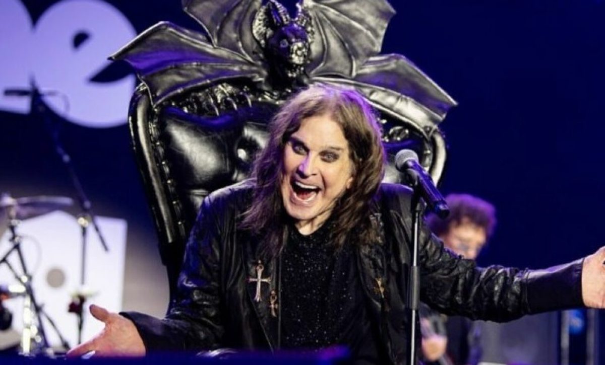 Ozzy Osbourne, icónico líder de la banda Black Sabbath y pionero del heavy metal, falleció a los 76 años, según un comunicado de su familia.