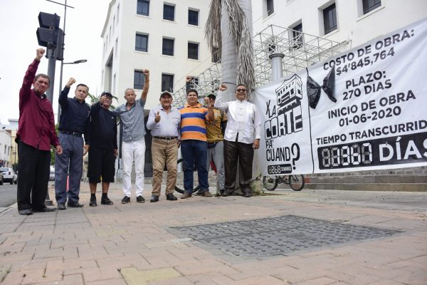 Un grupo de abogados, miembros del colectivo “Y la corte pa’ cuándo", continuarán realizando plantón en los exteriores del edificio.