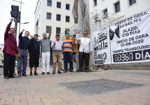 Un grupo de abogados, miembros del colectivo “Y la corte pa’ cuándo", continuarán realizando plantón en los exteriores del edificio.