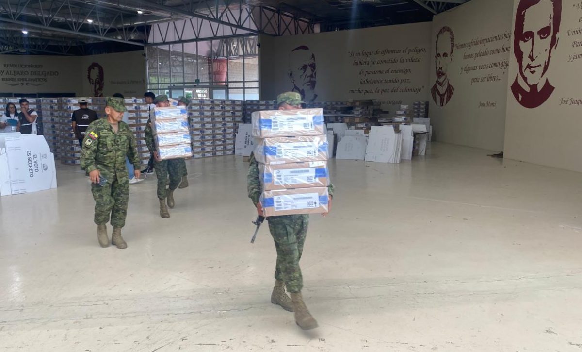 Personal de las Fuerzas Armadas empezó a trasladar los paquetes electorales.