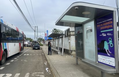 Las nuevas paradas de buses que se prevé instalar, serán similares a la que está frente al Hospital de Solca.