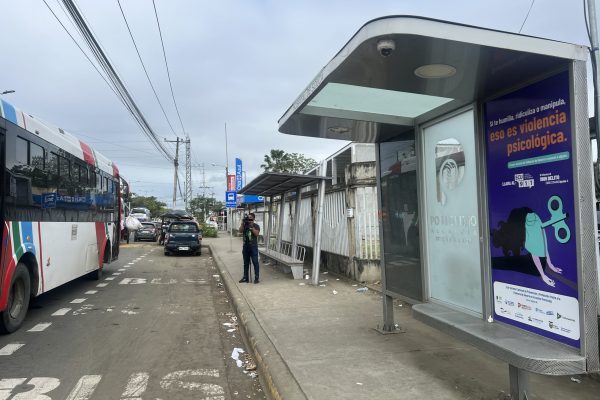 Las nuevas paradas de buses que se prevé instalar, serán similares a la que está frente al Hospital de Solca.